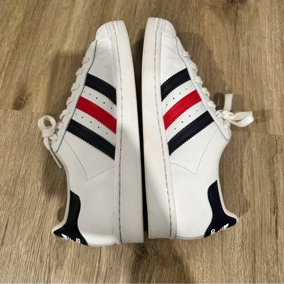 { preloved} Men’s Adidas Superstar White Shoes with Red and Black Accents - Picture 4 of 8
